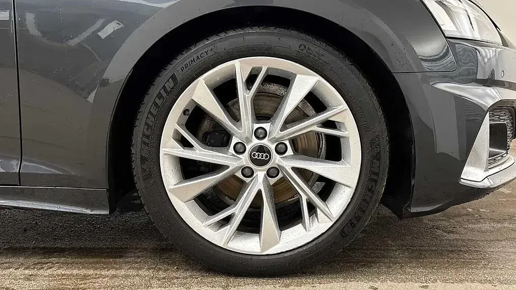 Używany Audi A5 Sport 150 KM (110 kW) 2024 Szary Hatchback