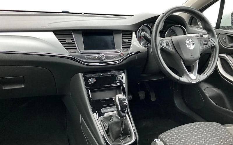 Used Vauxhall Astra Design Edition 110 HP (80 kW) 2020 White Hatchback