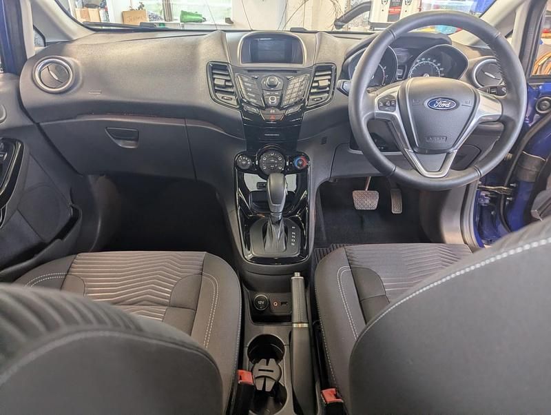 Używany Ford Fiesta Zetec 2014 Niebieski Hatchback