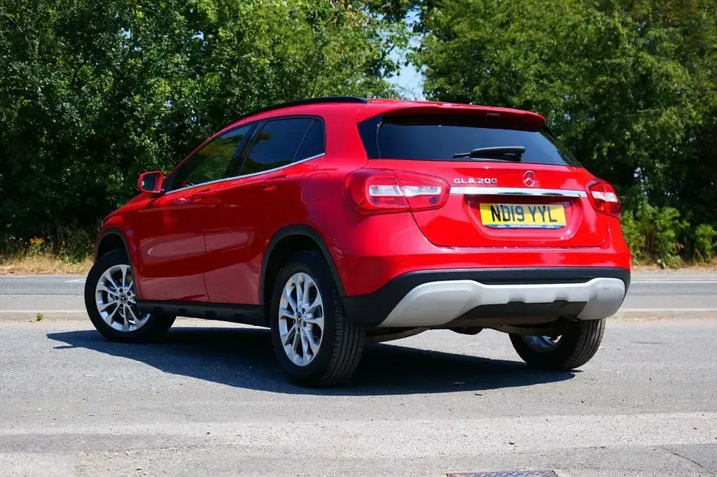 Used Mercedes GLA200 Executive 156 HP (114 kW) 2019 Red SUV