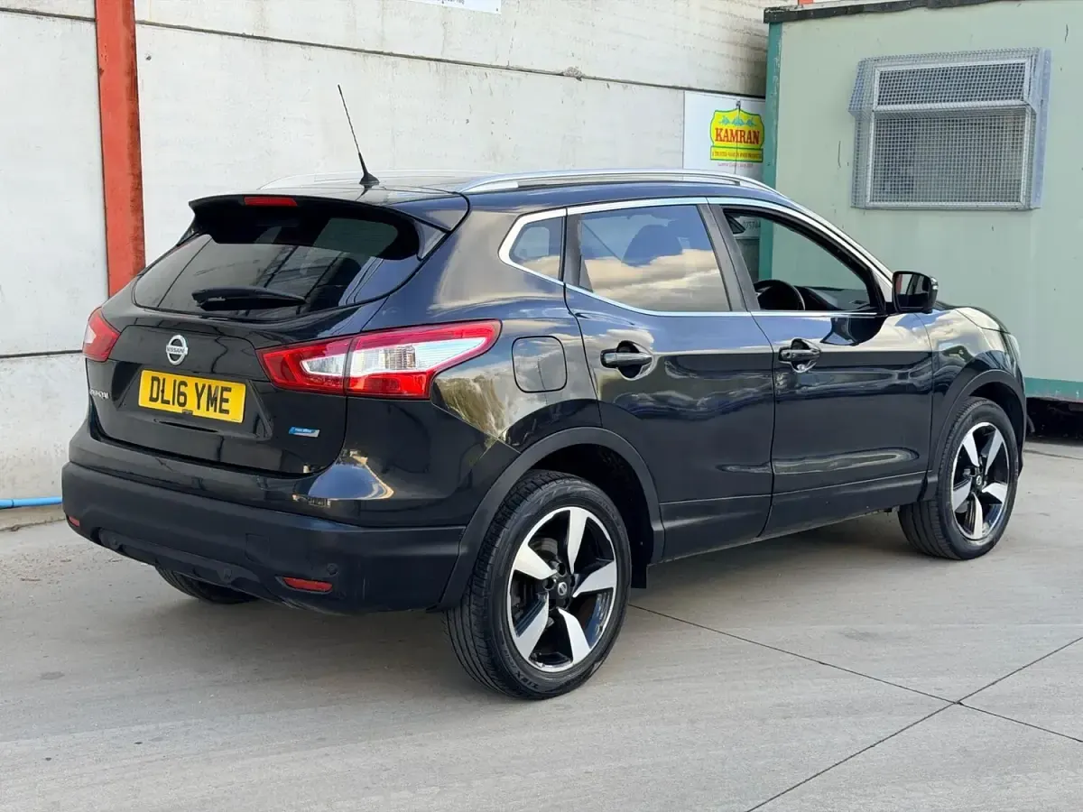 Used Nissan Qashqai N-Connecta 110 HP (80 kW) 2016 Black SUV
