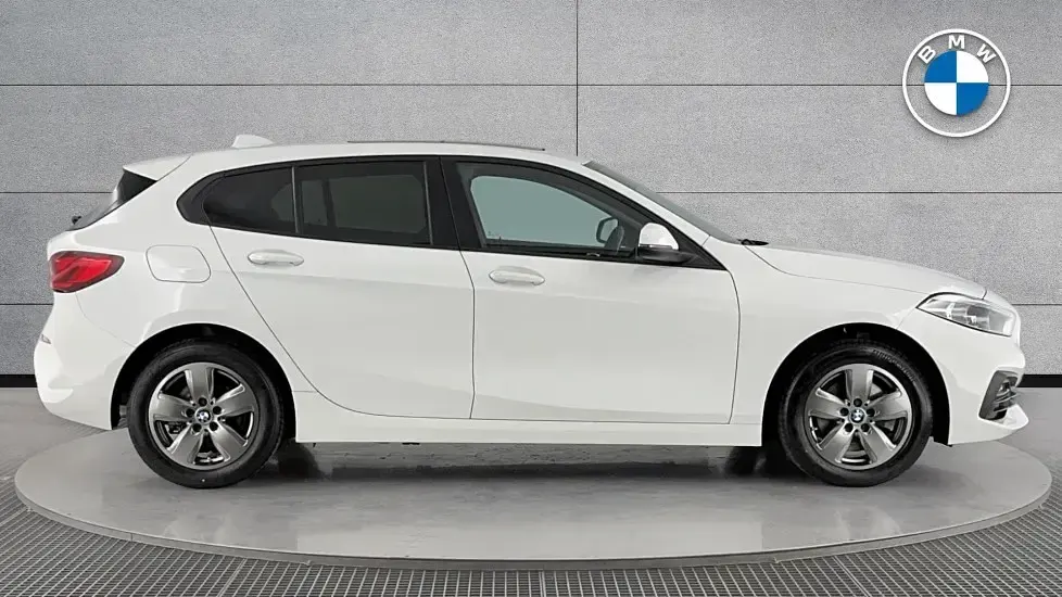 Used BMW 118 Comfort Edition 134 HP (98 kW) 2023 White Hatchback