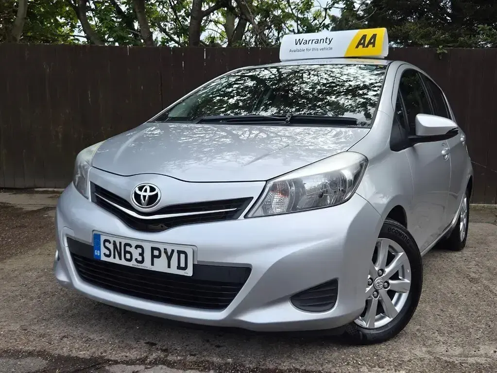Begagnad Toyota Yaris 101 HK (74 kW) 2013 Silver Halvkombi