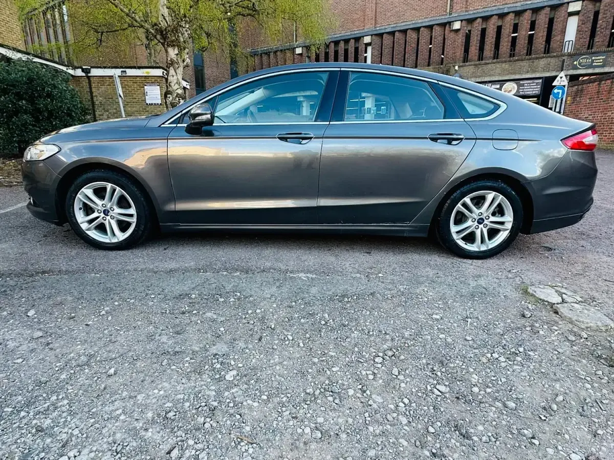 Usado Ford Mondeo Titanium 180 HP (132 kW) 2015 Cinzento Citadino