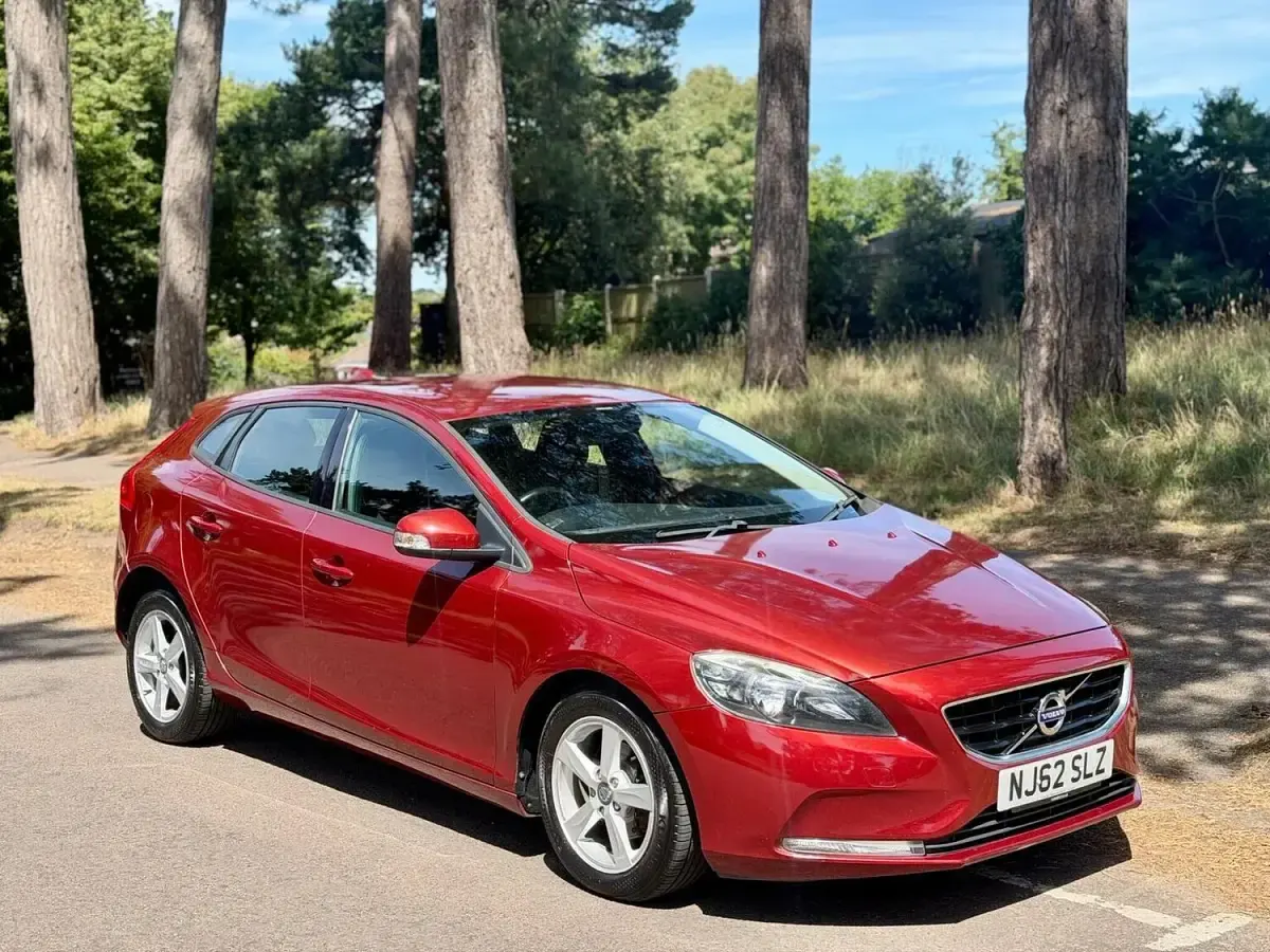 Used Volvo V40 115 HP (84 kW) 2012 Red Hatchback