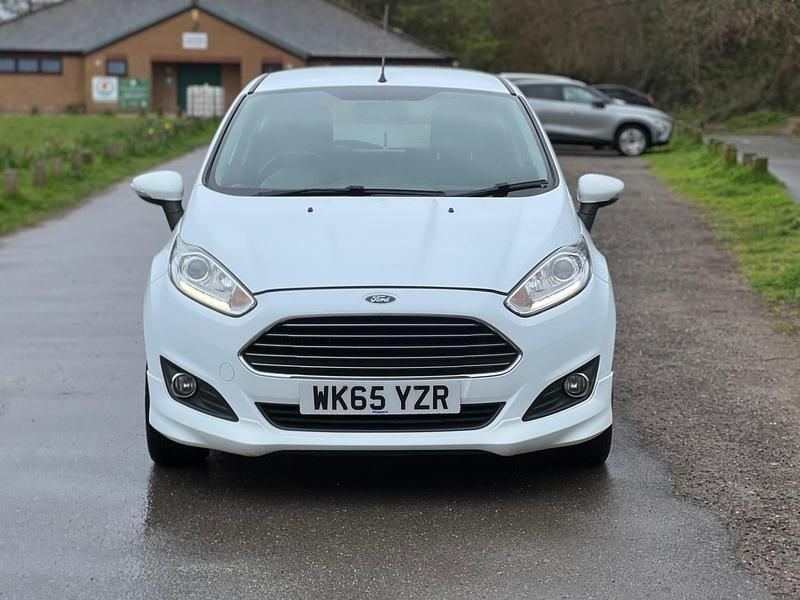 Begagnad Ford Fiesta Zetec 2015 Vit Halvkombi