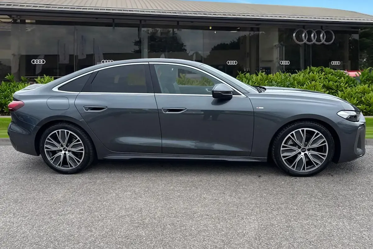 Usado Audi A5 S-Line 204 HP (150 kW) 2026 Cinzento Sedan