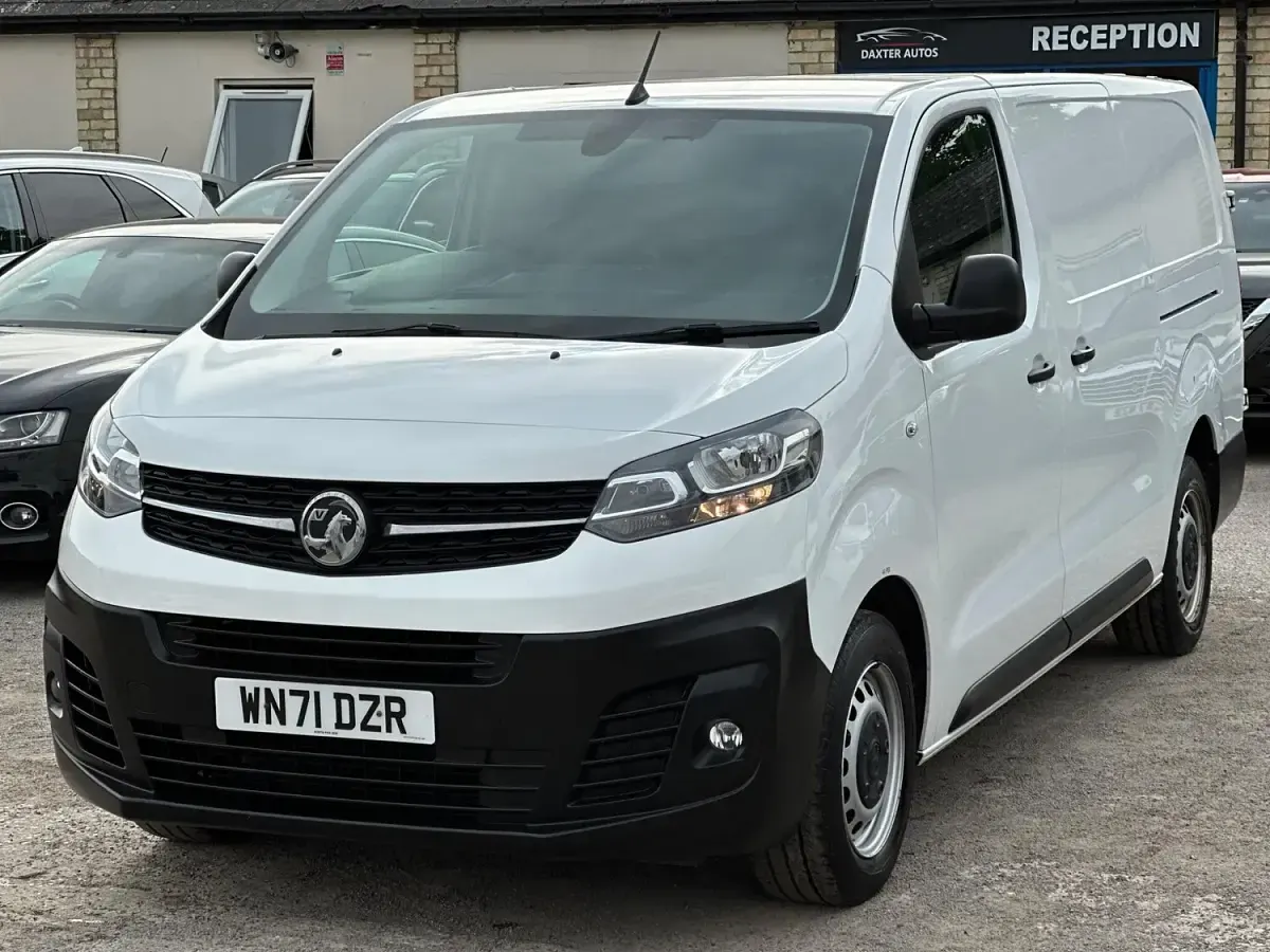 Used Vauxhall Vivaro S 100 HP (73 kW) 2021 White MPV