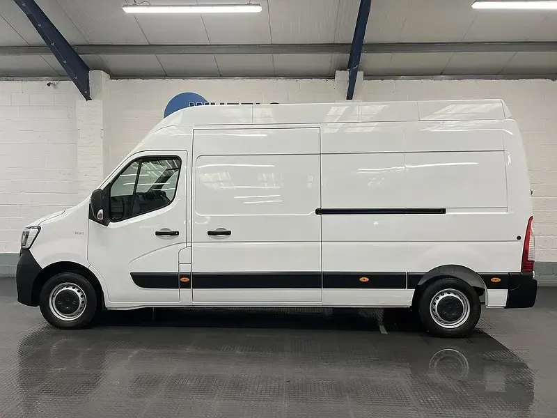 Used Renault Master 135 HP (99 kW) 2024 White MPV