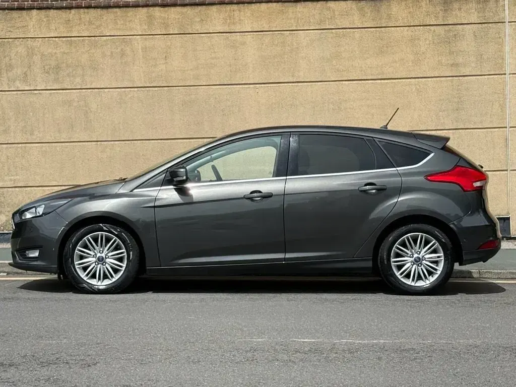 Used Ford Focus Zetec 125 HP (91 kW) 2018 Grey Hatchback