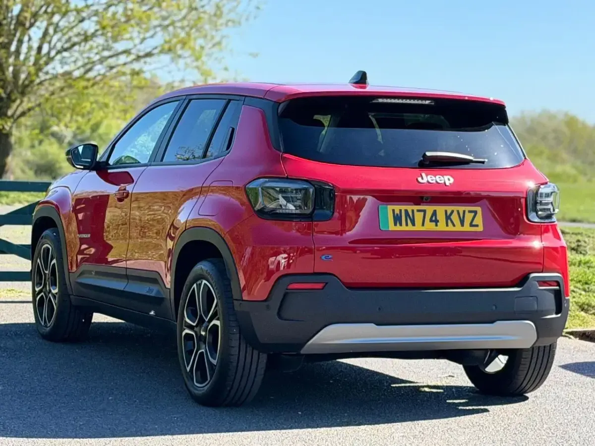 Begagnad Jeep Avenger EV Summit 114 kW (156 HK) 2025 Röd SUV