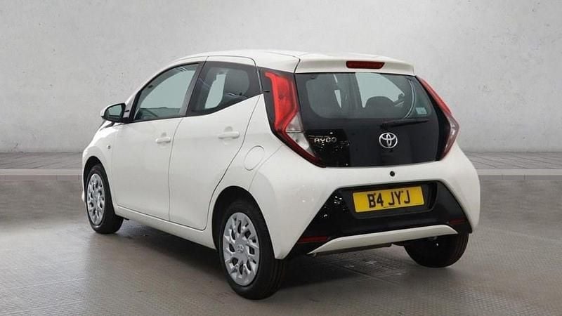 Used Toyota Aygo X-play 72 HP (52 kW) 2019 White Hatchback