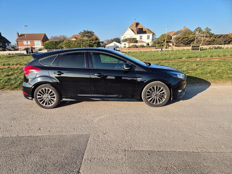 Used Ford Focus ST-Line 125 HP (91 kW) 2017 Panther black metallic Hatchback