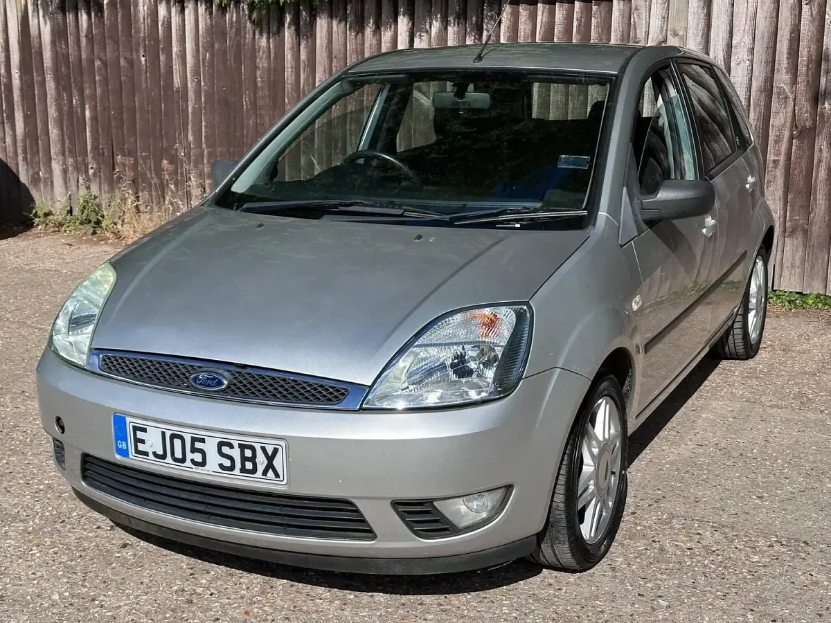 Used Ford Fiesta Ghia 100 HP (73 kW) 2005 Silver Hatchback