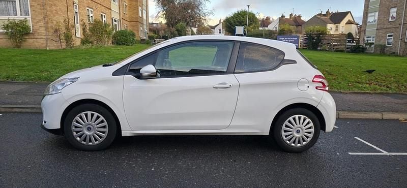 Used Peugeot 208 Access 68 HP (50 kW) 2015 White Hatchback