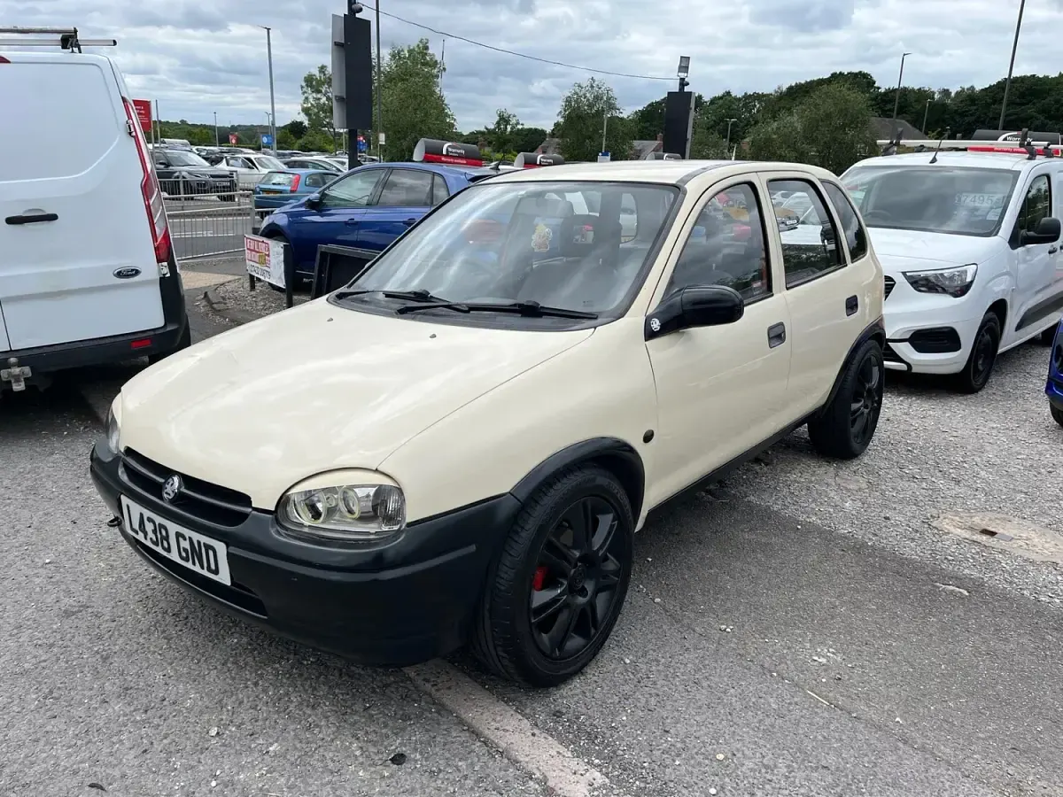 Used Vauxhall Corsa 67 HP (49 kW) 1994 Cream Hatchback