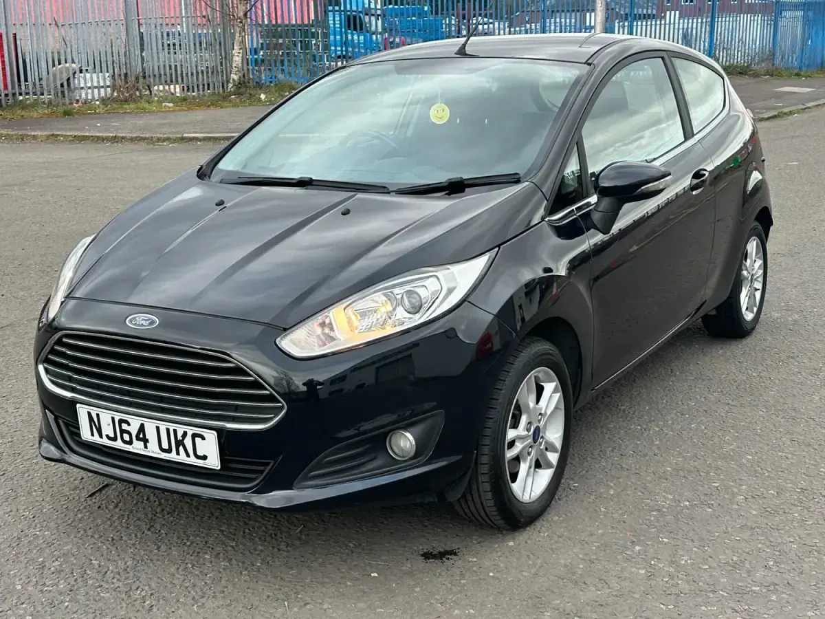 Usado Ford Fiesta Zetec 82 CV (60 kW) 2014 Negro Utilitario