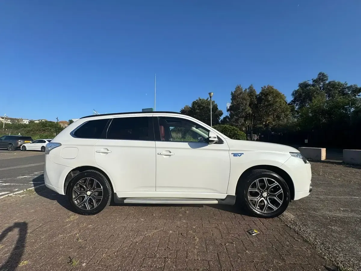 Used Mitsubishi Outlander P-HEV 2015 White Estate