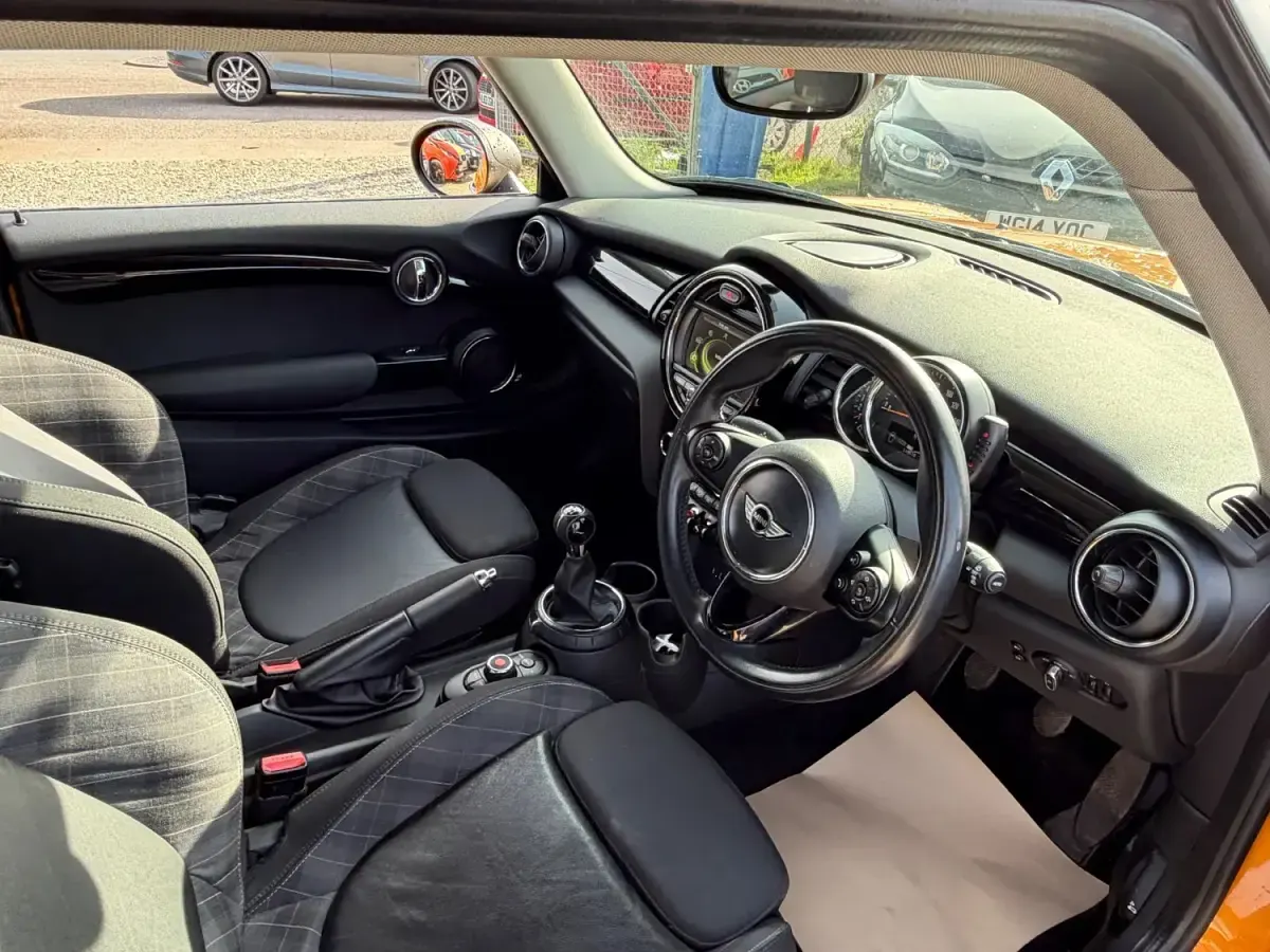 Begagnad Mini Cooper D Hatch 2015 Orange Halvkombi