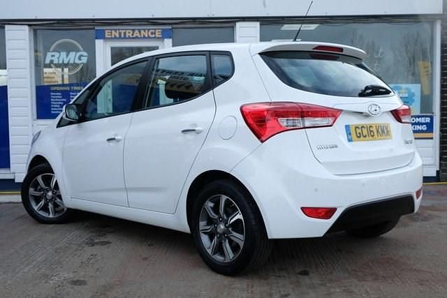 Used Hyundai ix20 SE 123 HP (90 kW) 2016 White Hatchback