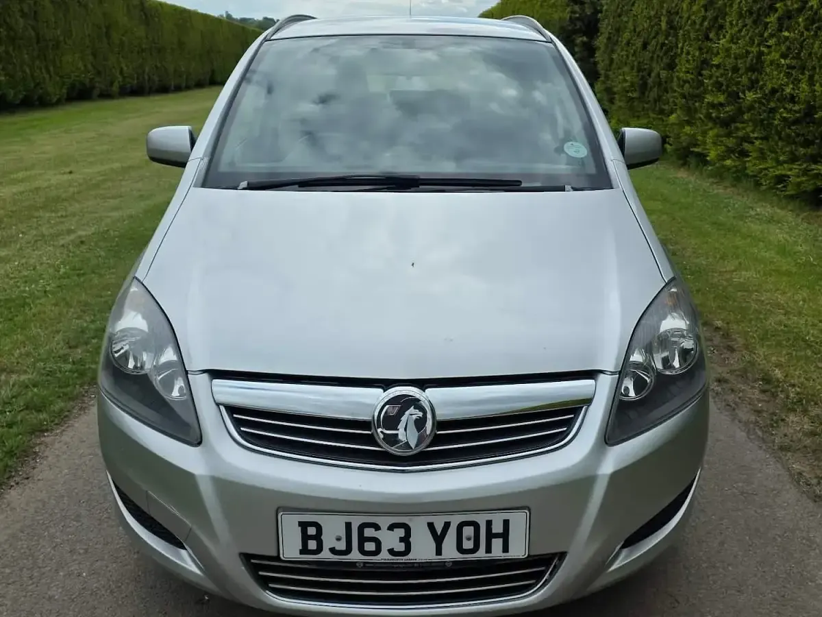 Usado Vauxhall Zafira 115 CV (84 kW) 2013 Plateado Monovolumen