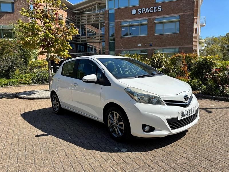 Używany Toyota Yaris Plus 99 KM (72 kW) 2014 Biały Hatchback