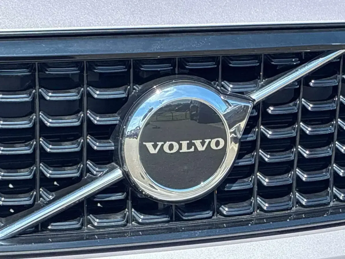 Used Volvo XC40 Plus 197 HP (144 kW) 2025 Silver SUV