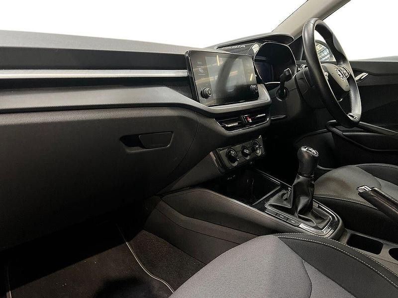 Used Skoda Fabia Colour Edition 70 HP (51 kW) 2022 Moon white metallic black magic pearl effect Hatchback