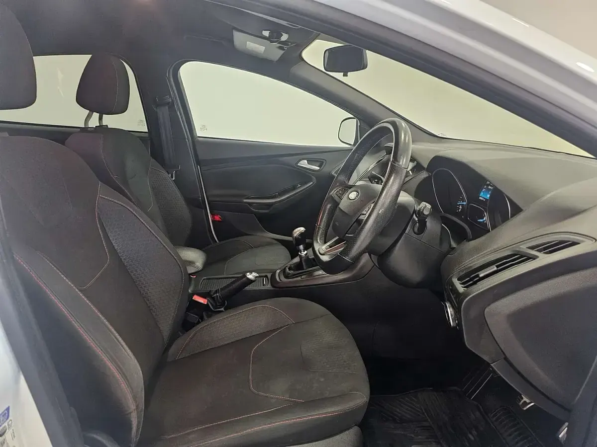 Used Ford Focus ST-Line 140 HP (102 kW) 2017 White Hatchback