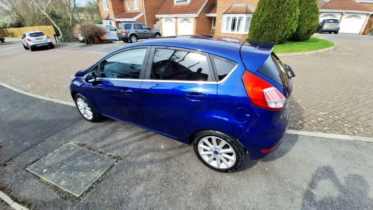 Begagnad Ford Fiesta Titanium 2017 Blå Halvkombi