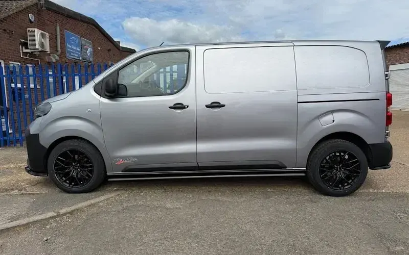 Second-hand Vauxhall Vivaro 120 CP (88 kW) 2026 Monovolum