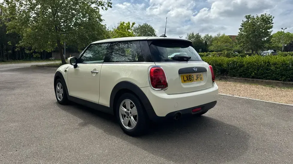 Used Mini ONE Classic 101 HP (74 kW) 2019 White Hatchback