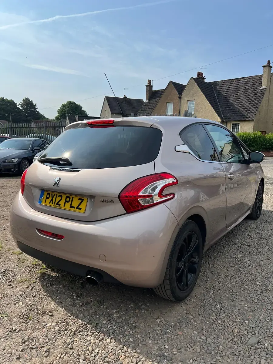Used Peugeot 208 Allure 95 HP (69 kW) 2012 Pink Hatchback