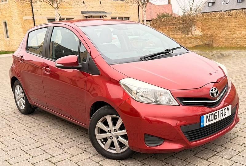 Used Toyota Yaris 99 HP (72 kW) 2012 Red Hatchback