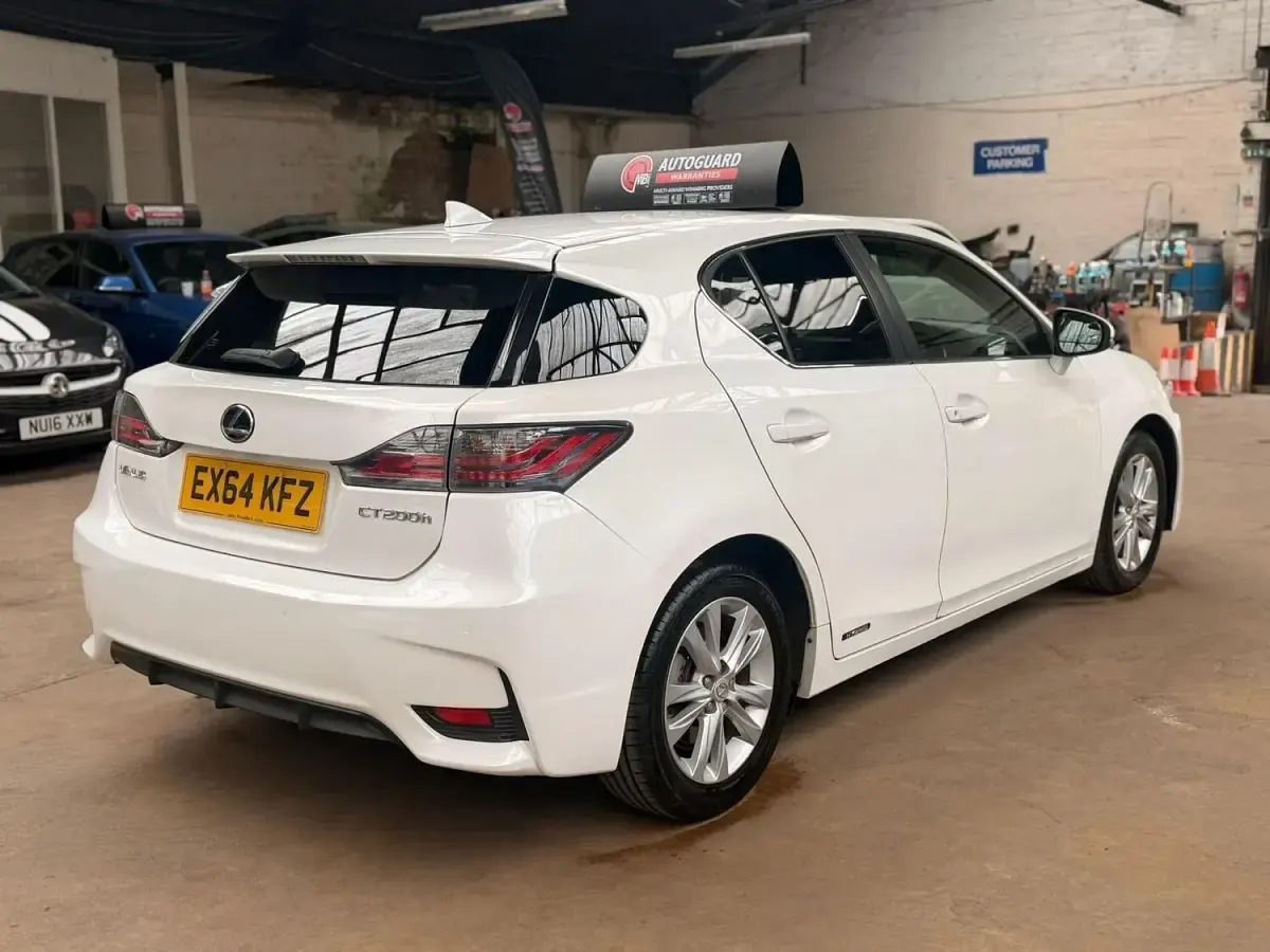 Used Lexus CT200h 136 HP (100 kW) 2014 White Hatchback