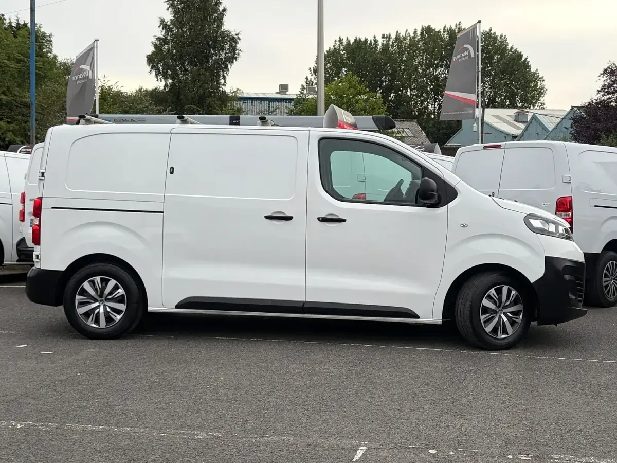 Used Vauxhall Vivaro 100 HP (73 kW) 2022 White MPV