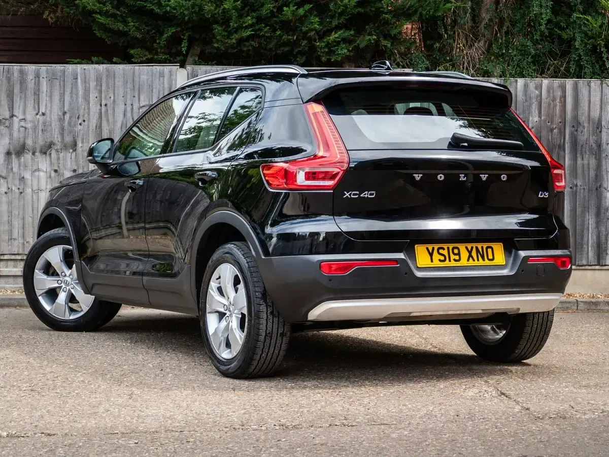 Used Volvo XC40 Momentum 147 HP (108 kW) 2019 Black SUV
