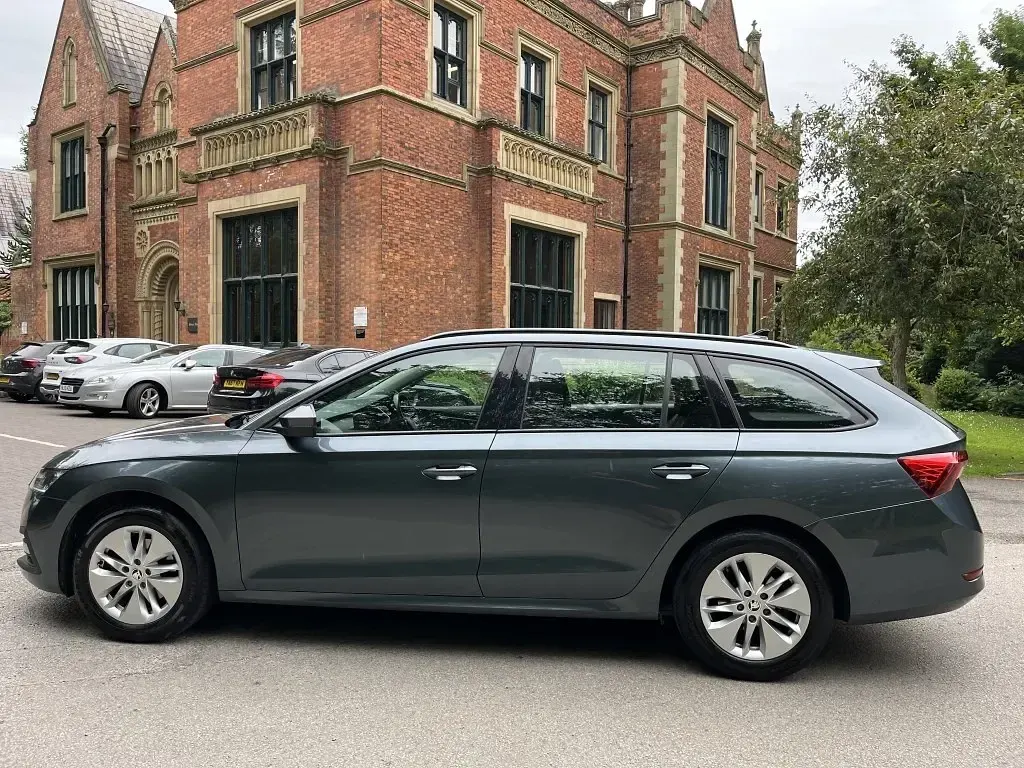Usado Skoda Octavia SE Technology 2021 Gris Familiar