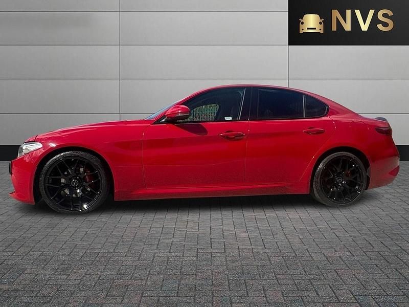 Used Alfa Romeo Giulia Edizione Speciale 180 HP (132 kW) 2017 Red Sedan