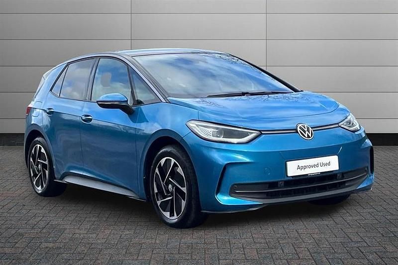 Used VW ID.3 Pro 150 kW (204 HP) 2024 Costa azul with black roof Hatchback