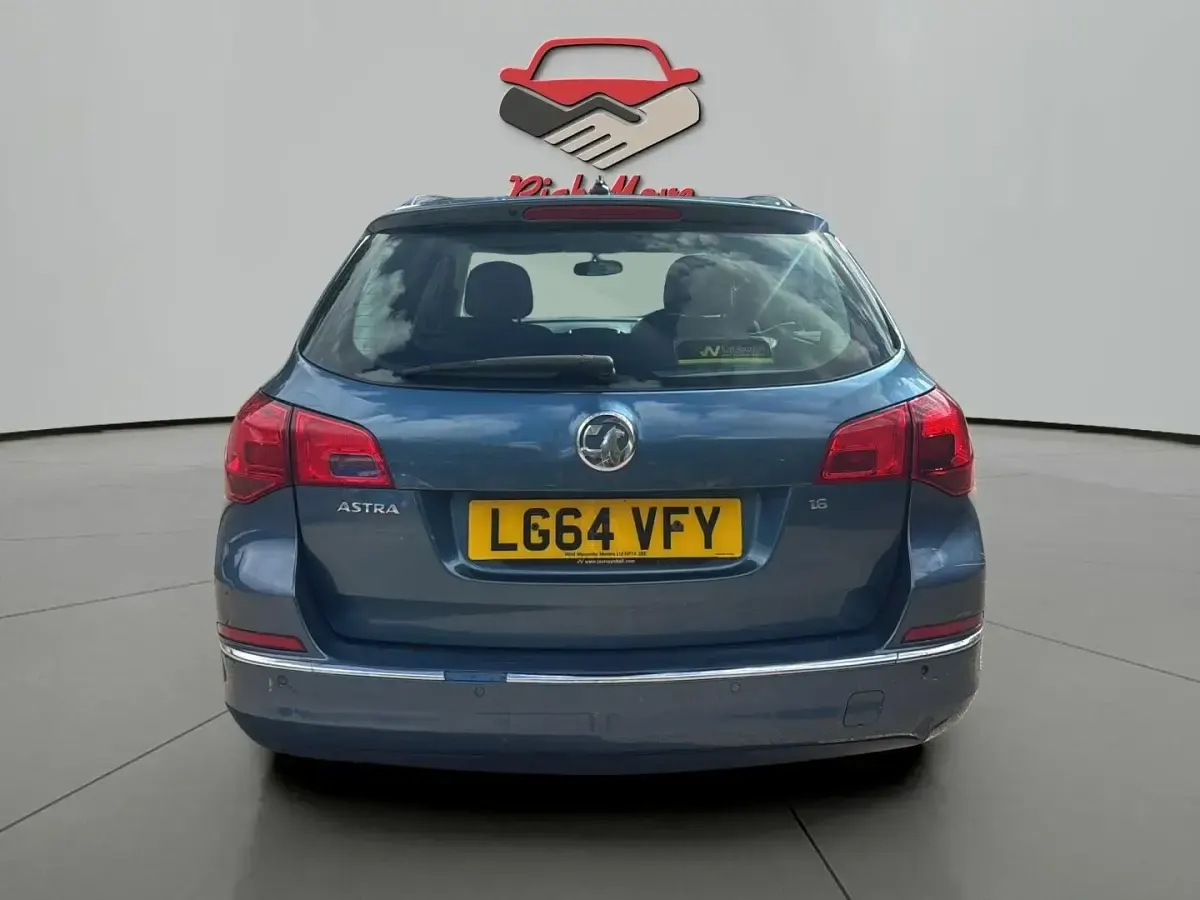 Used Vauxhall Astra Design Edition 115 HP (84 kW) 2014 Blue Estate