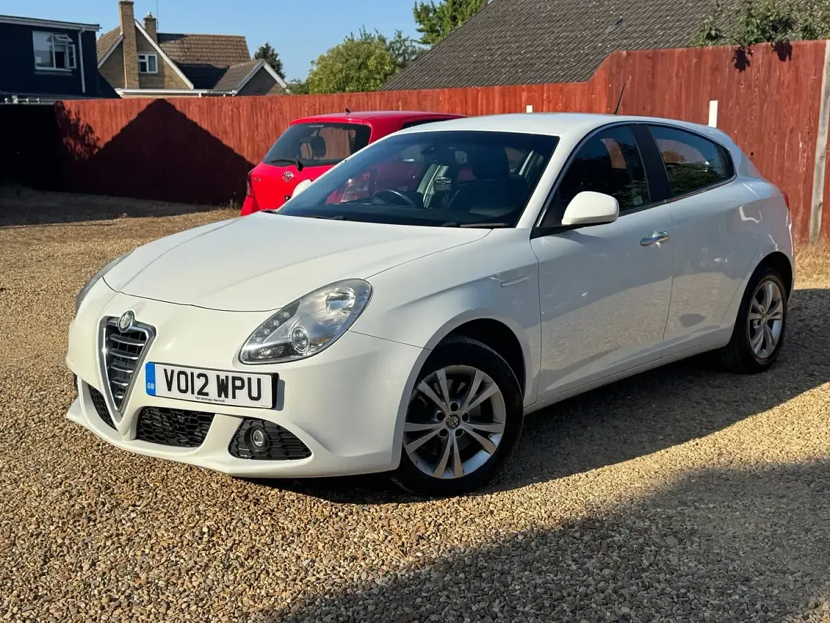 Used Alfa Romeo Giulietta Lusso 2012 White Hatchback