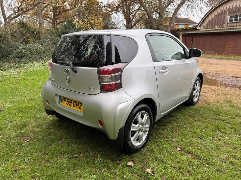 Used Toyota iQ 68 HP (50 kW) 2009 Silver Hatchback