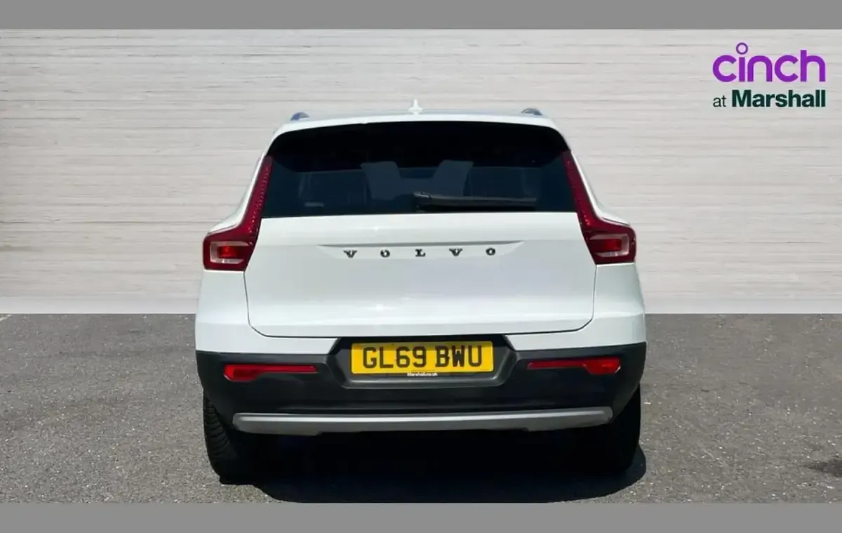 Used Volvo XC40 Momentum 150 HP (110 kW) 2019 White SUV