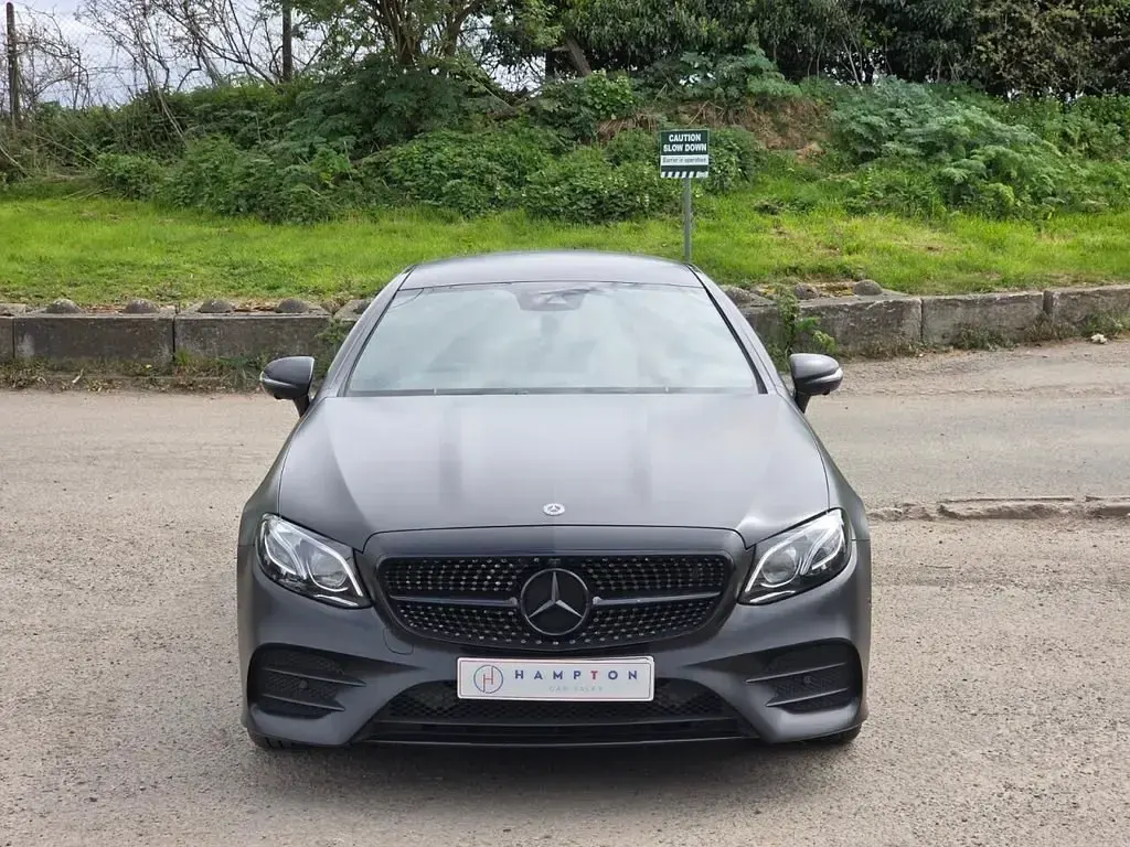 Gebraucht Mercedes E220 AMG line 194 PS (142 kW) 2019 Rot Coupé
