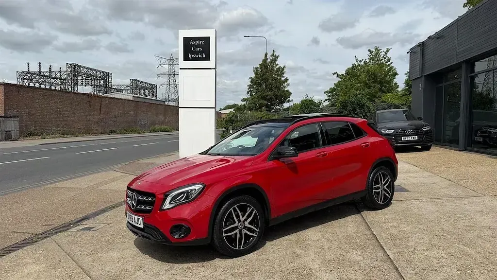 Used Mercedes GLA200 Urban 154 HP (113 kW) 2019 Red SUV