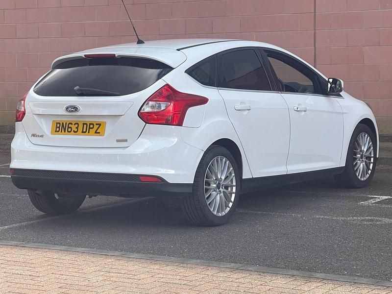 Used Ford Focus Zetec 2013 White Hatchback