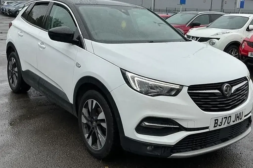 Used Vauxhall Grandland X SRi 130 HP (95 kW) 2020 White SUV