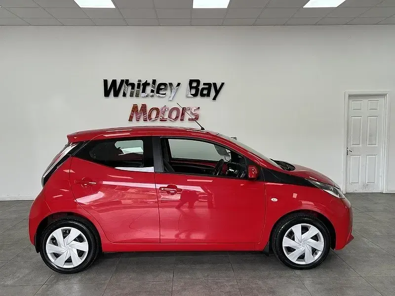 Usado Toyota Aygo X-play 69 CV (50 kW) 2015 Rojo Utilitario