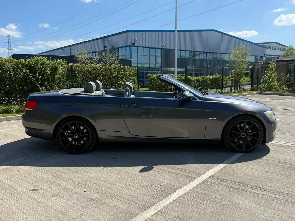 Begagnad BMW 330 Cabriolet Performance 2008 Grå Cab